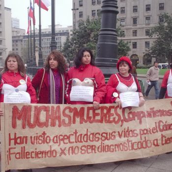 (2012) Monitoras de Salud frente a La Moneda, intervención por campaña de "Detección Precoz del Cáncer de Mamas"