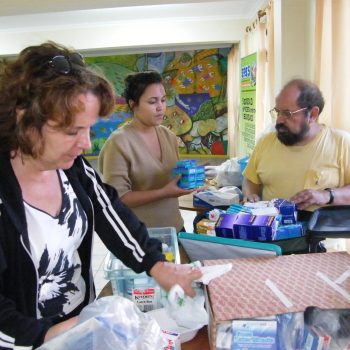 (2010, Post-Terremoto) EPES Prepara botiquines para entregar a monitoras de salud en Concepción