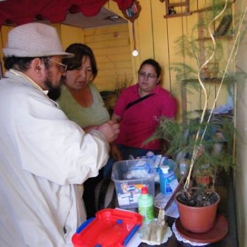 (2010, Post-Terremoto) EPES entrega de botiquines a monitoras de salud en Concepción