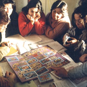 (2001) Monitoras de Salud en dinámica con juego educativo "Aprendiendo sobre VIH/SIDA: Tarea de todos y todas"